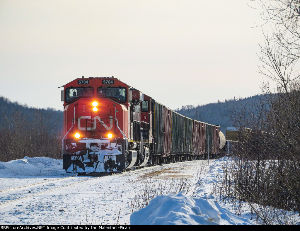 CN 5704 leads 402